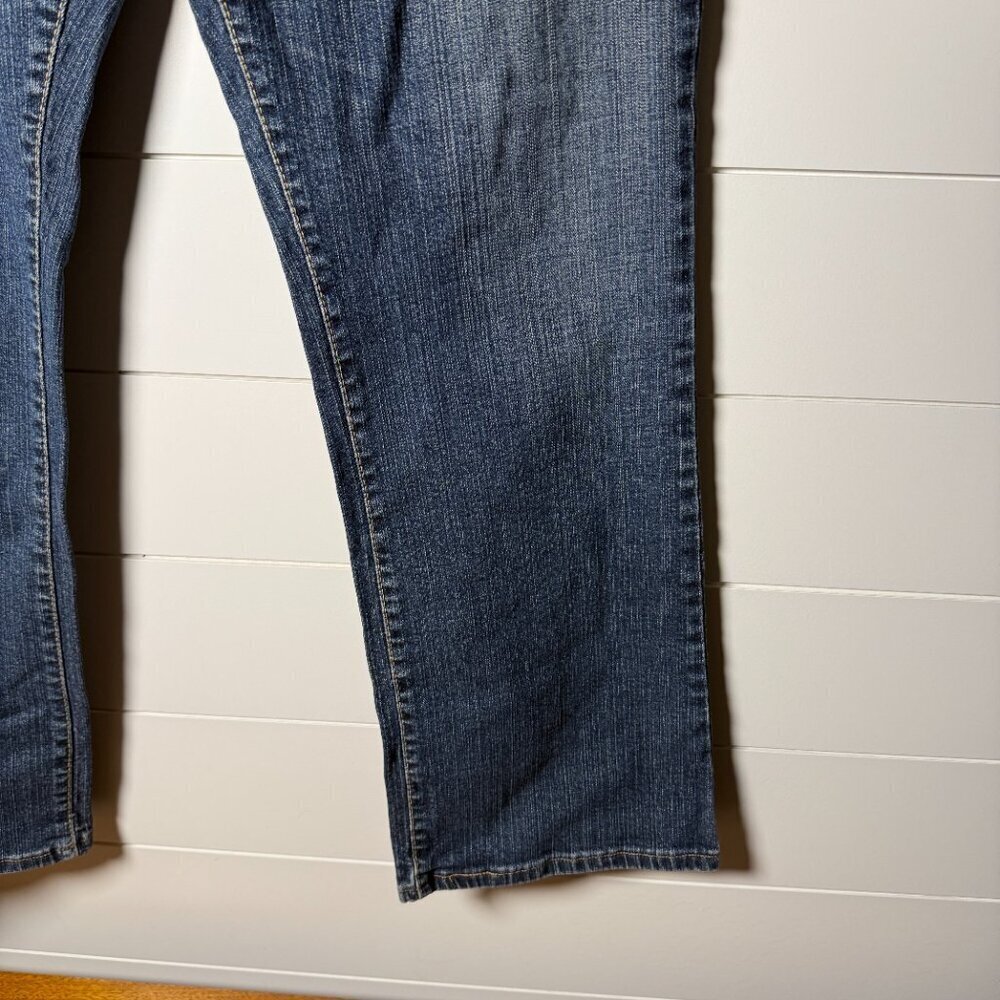 Levi’s 550 Relaxed Bootcut Stretch size 16M Medium Denim Blue Jeans - Picture 6 of 7